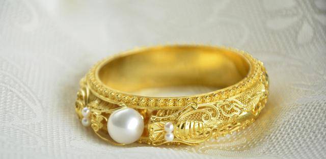 平儿掉了个镯子凤姐还帮着找,贾府这么穷酸吗_珠子_工艺_黄金