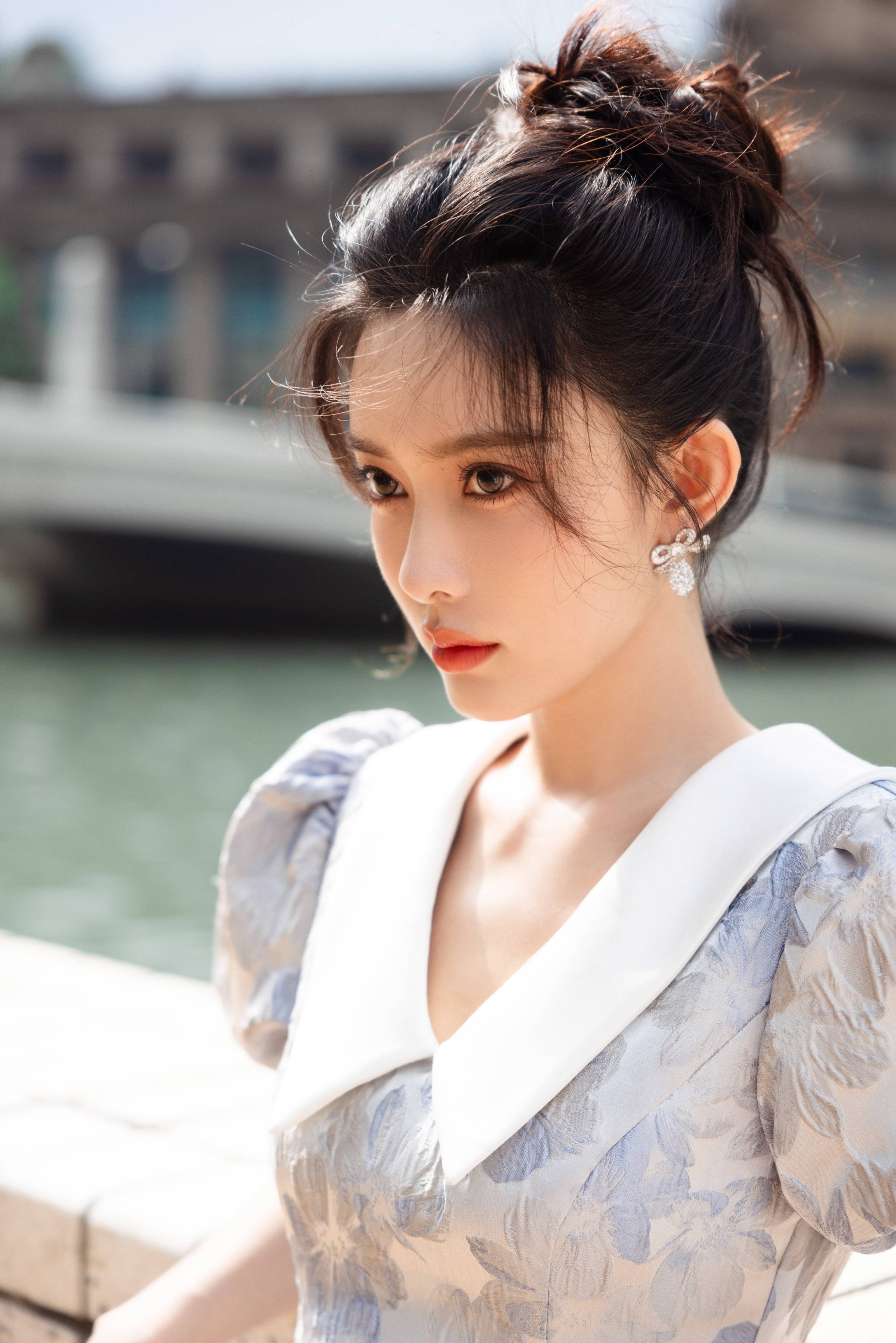 孟子义淡雅蓝元气满满大长腿性感写真_造型_整体_高跟鞋