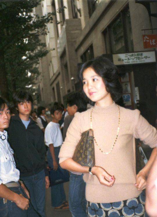 原来80年代才是时髦前沿,看邓丽君的穿搭就知道了,洋气又风情_组合