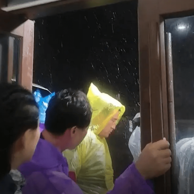 泰山游客进屋避雨商家按人头收费,是生财有道还是砸自己招牌？