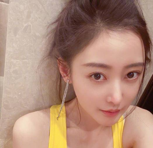 29岁张天爱亮相,关掉美颜不敢认,"火柴腿"谁能hold住?