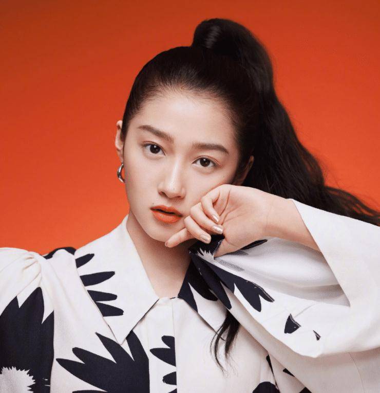 关晓彤蓝耳大片出炉,高马尾帅气,满屏大长腿,终于找对风格了_照片