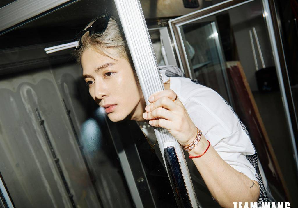 王嘉尔生日写真,解锁全新发色,慵懒随性,演绎时尚随性的风格_金属发