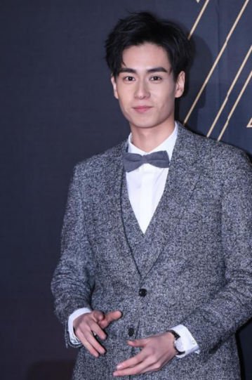 很会穿衣打扮,中分发型最帅了_胡一天_衬衫_条纹