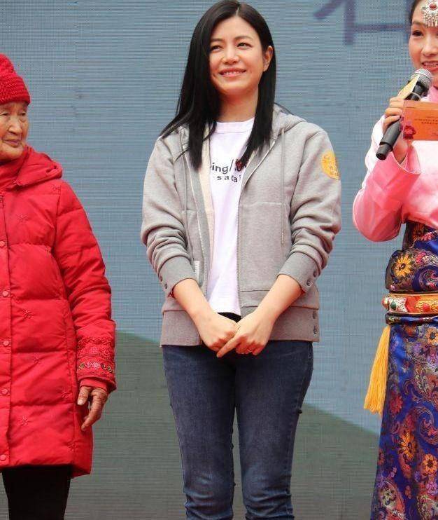 路人拍的陈妍希素颜好显老啊!尤其这身打扮,裙子显腿短又显胖!