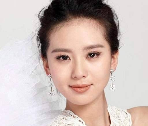 精修图中刘诗诗的眼睛炯炯有神,看起来十分活泼娇俏.