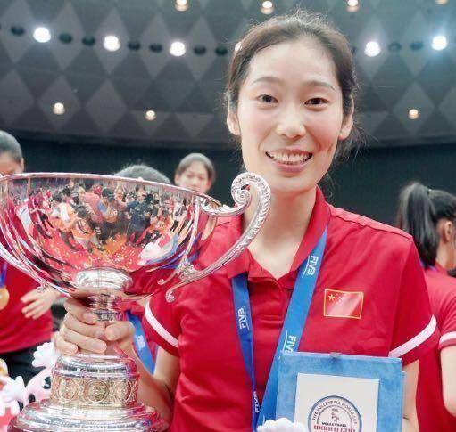 女排队长朱婷被赞"天选之子",18岁就成国家队主力,多次获冠军_训练