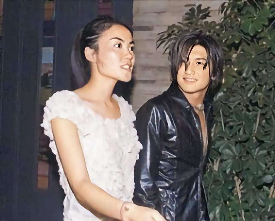 在与李亚鹏分手后,王菲的感情生活并没有空白,而是又和她的前男友