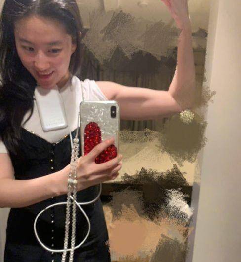 合照壮到被杨幂吊打的刘亦菲,晒腹肌图证身材,网友:为啥发这种图?