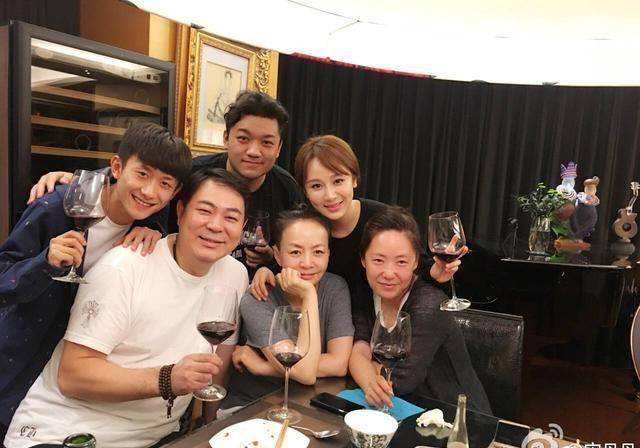 宋丹丹的高品质生活不仅体现在住宅方面,早前她还和老公一起出现在