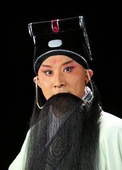 而言少朋早年虽有家学渊源,后来又师承马连良,言少朋的言派在身段上有