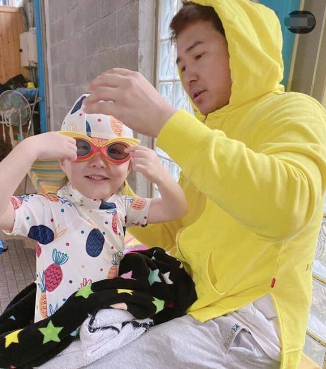 欧弟晒大女儿正面照,妈妈带jojo像小公主,爸爸带女儿满头大汗_汪涵_小
