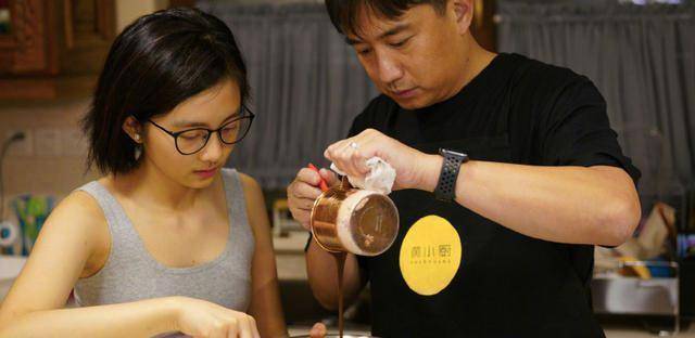 但黄磊始终都没有回应此事,时常分享多多近照,用事实证明多多没有走偏