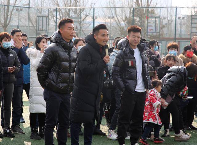 泰安球员李超贺惯回家乡,和小球员互动,未来希望为青训做点事_李超和