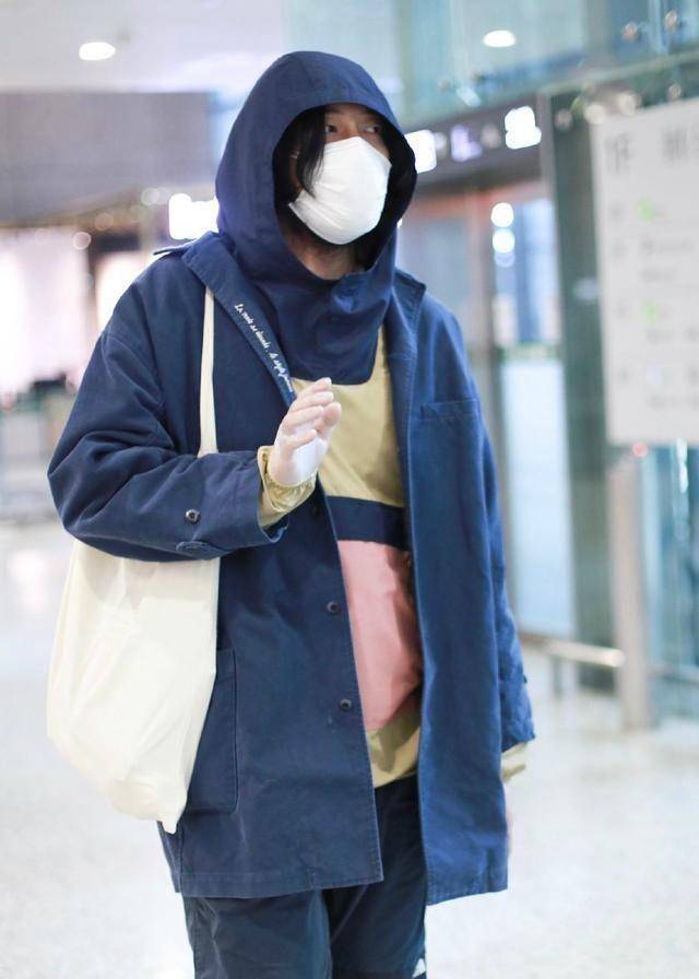 王传君罕见现身,一头长发飘逸沧桑不算啥,看到他戴的手套才真服_时尚