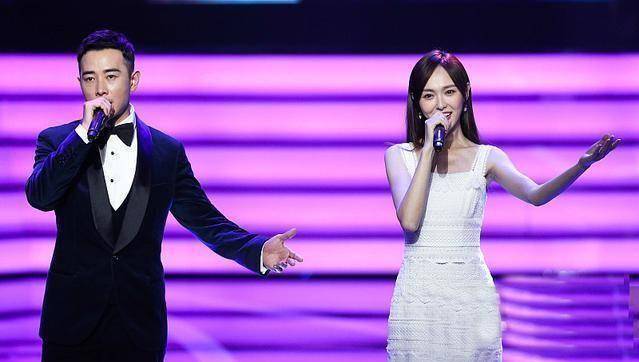 此外,盛典开始后,唐嫣,罗晋,江疏影,张桐四人被安排共同演唱《我爱我