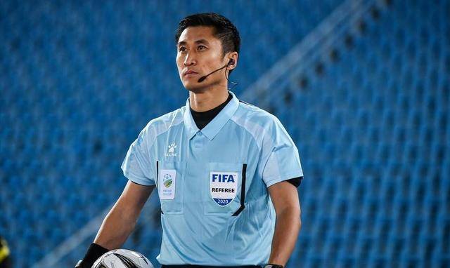 "发牌机器"被挂"黑白遗像"!"最佳裁判"马宁为何惹众怒且争议不断_比赛