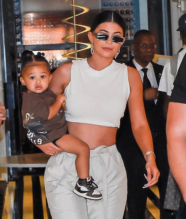 凯莉詹娜与男友分手,成卡戴珊家族最有钱的单身贵族_特拉维斯_孩子