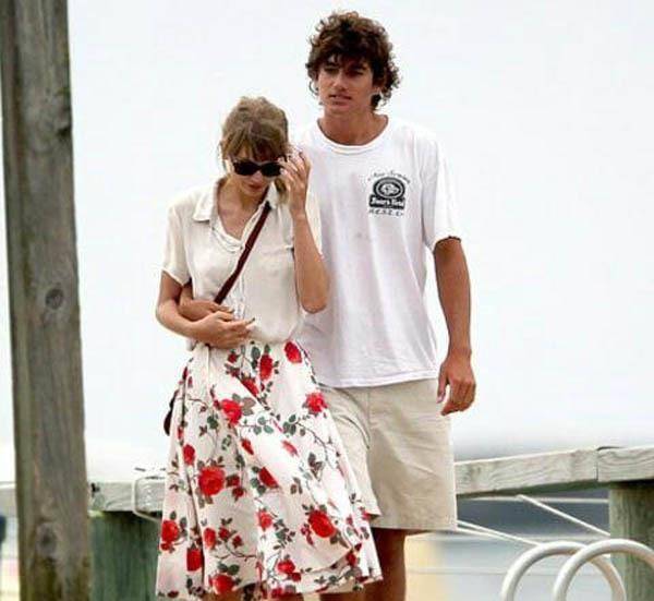 她谈了84次恋爱,写了371首关于前男友的歌,还曾戳