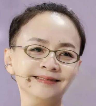 宋丹丹近照爆出!与三婚老公深夜跑步,61岁身体状态超好