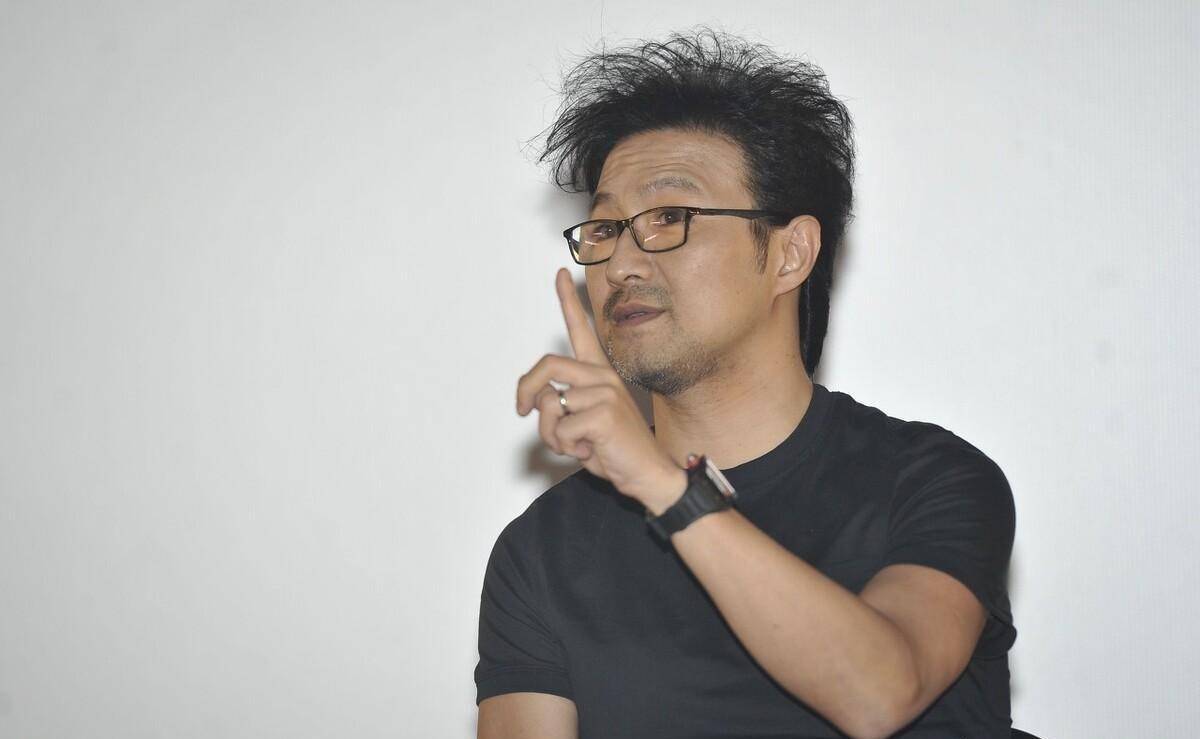 近日,有八卦号爆出汪峰室内抽烟的照片,虽然照片模糊不清,但据说是