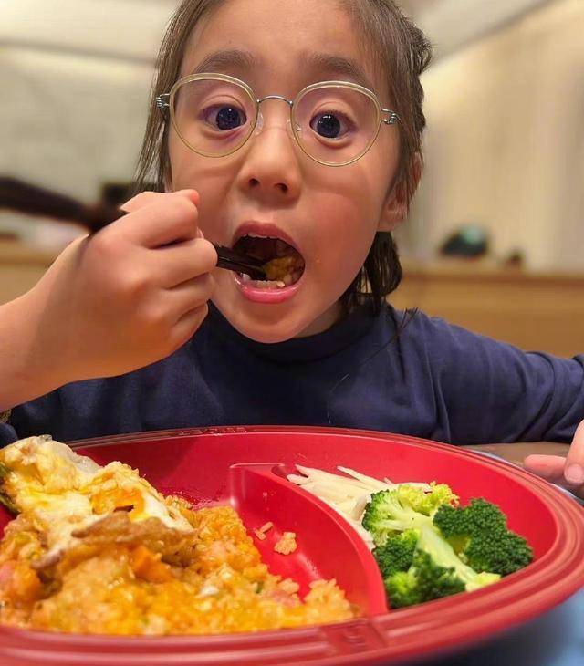 这些照片里面还出现了波妞的身影,姐妹俩是完全不同的性格,波妞的眼神