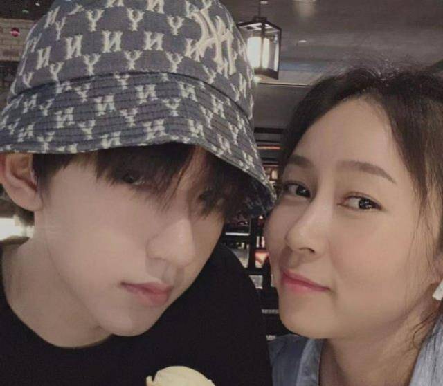 实时搜索贺峻霖马天宇,发现在小贺儿时,妈妈参加马天宇活动都会带上他