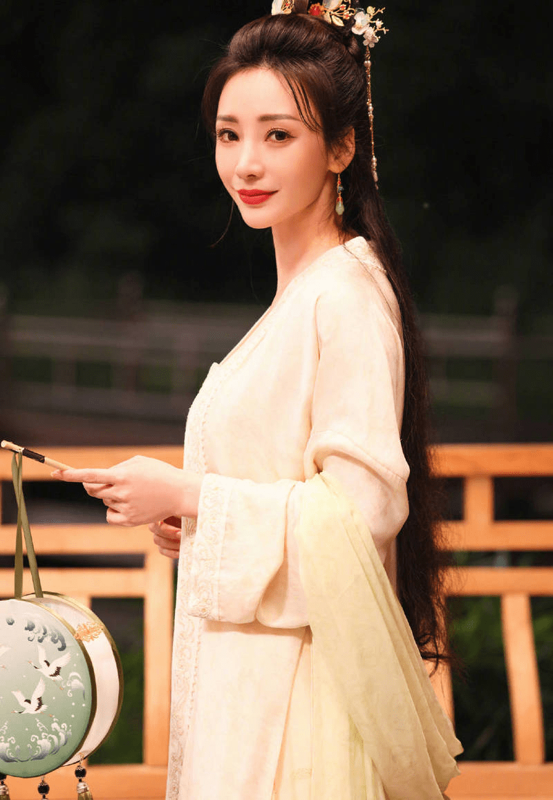 柳岩古风造型写真释出 撑伞游园花颜月貌惹人怜