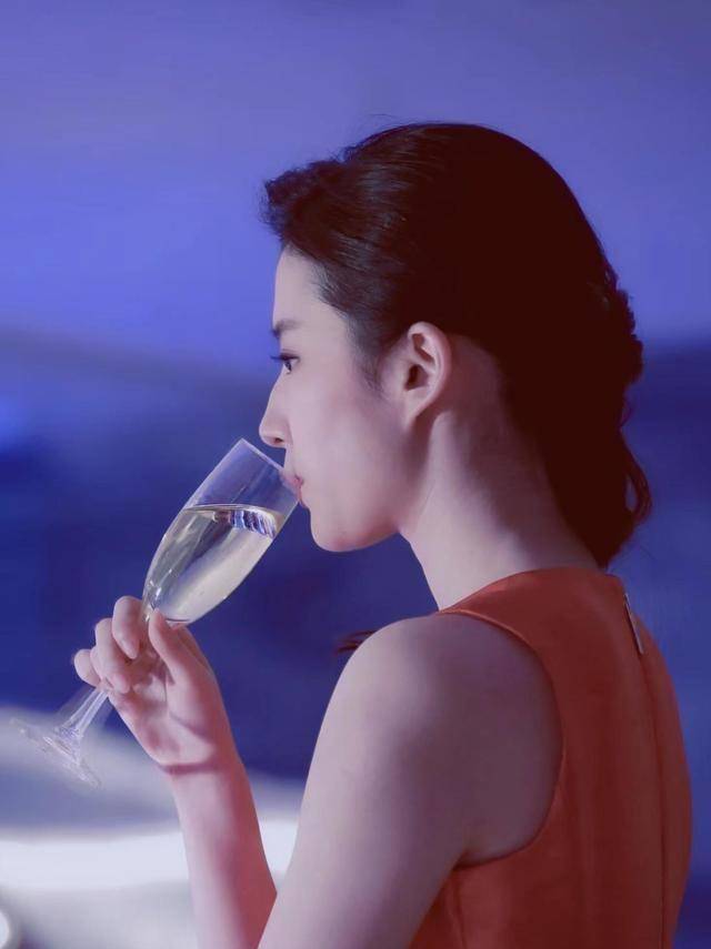 可能导演考虑到刘亦菲看起来柔柔弱弱的小女生形象,怕她喝酒不行,问她