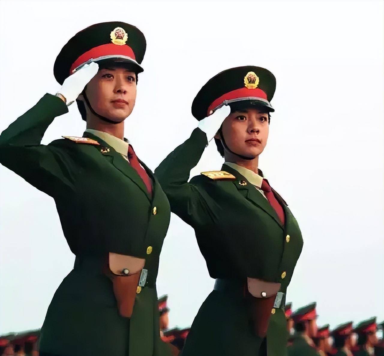 99年大阅兵,中国一双胞胎女兵走红全国,现在她们过得怎样?