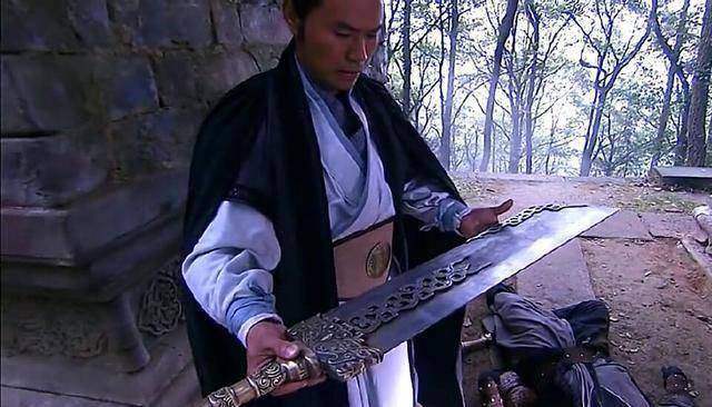 没错,屠龙刀正是由杨过的玄铁重剑再加西方精铁铸造而成,而倚天剑则是