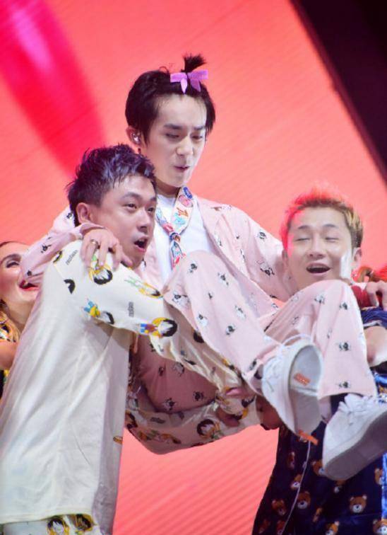 王俊凯被当孩子哄,王源被公主抱起飞,易烊千玺开心甜笑_tfboys_时候