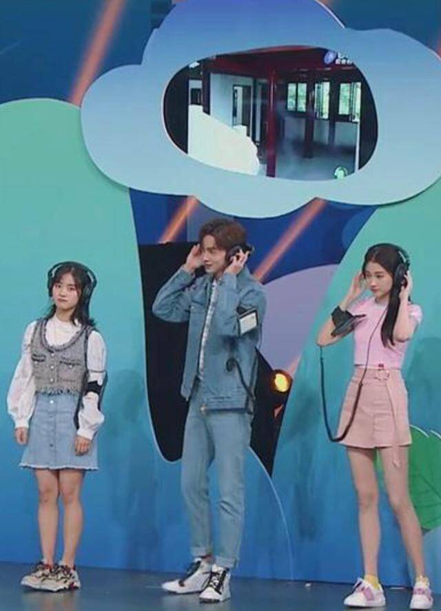 同是娱乐圈腿精,166的吴宣仪和173的关晓彤同框,腿长差太多了_身高