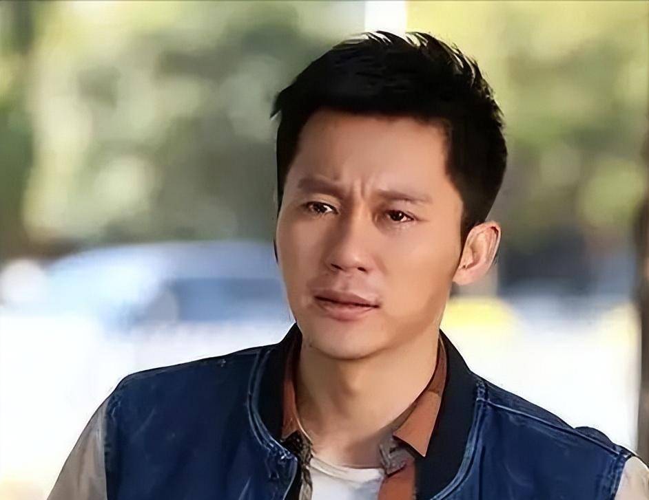 后来凭借恩师吕丽萍的帮助,他出演了《十三格格》中的男主角,和李小璐