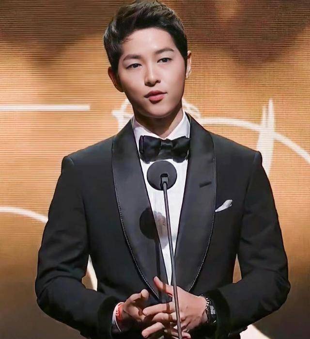 韩味一点也不明显,宋仲基从小就是学霸,大学就读于成均馆大学,英文