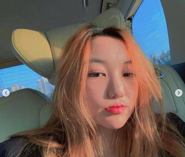 王菲14岁的女儿李嫣张贴了一张自拍照,网友:太自信了!_母亲_父母_歌声