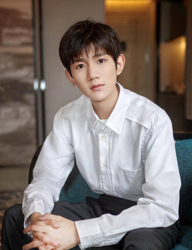 王源事件后又有明星室内抽烟?