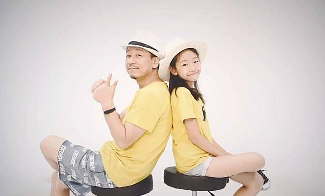 "李春来"扮演者罕见晒妻女照片,妻子年轻,女儿跳舞灵动漂亮_胡明_钱