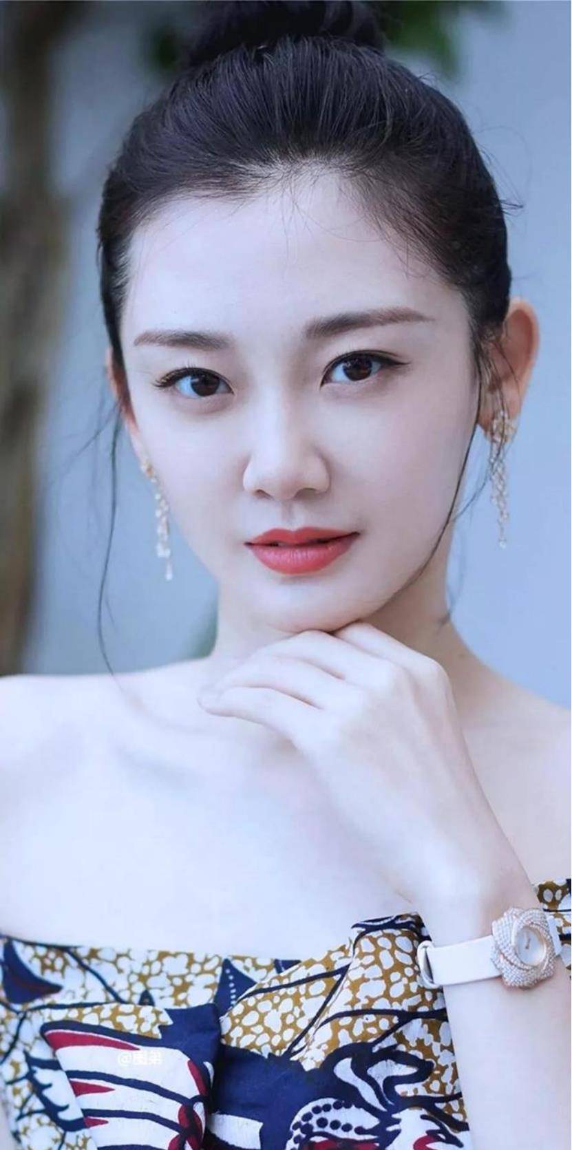 相比之下,杨采钰的经历则与钟楚曦截然不同.