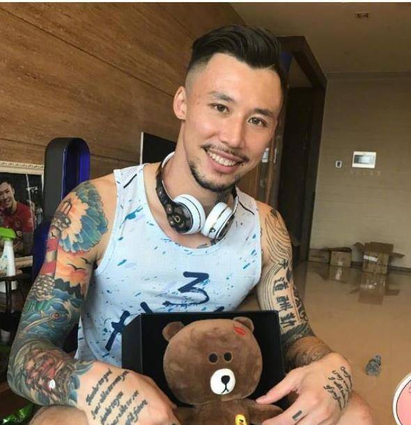 看下男足球员生涯薪水秒懂_抗议_联赛_蒿俊闵