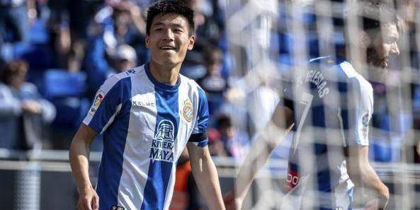 但随着赛程深入,武磊因状态欠佳渐渐淡出了球队首发阵容,要知道,武磊