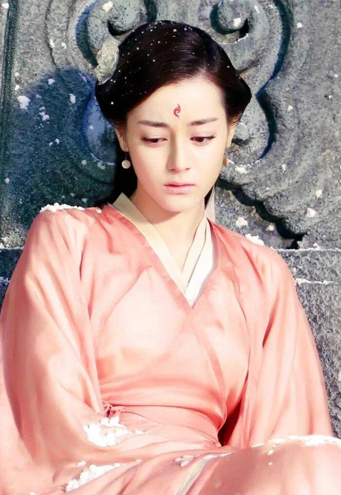 印象最深的狐族,肯定是《三生三世》中的青丘狐族了,不光是白浅和凤九