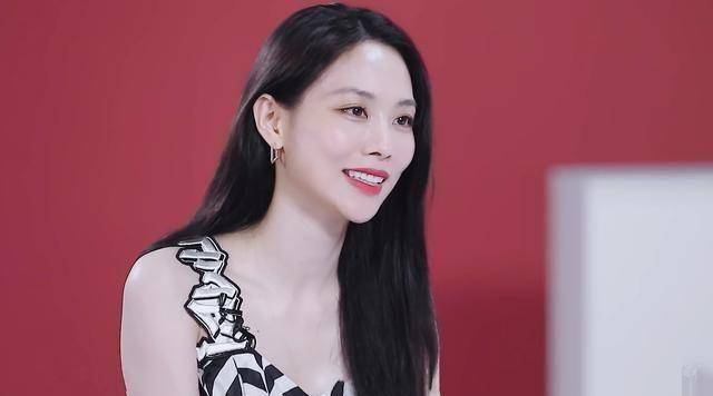 王霏霏成弃用棋子,黄龄凭实力捡漏,成团不是纯属偶然_蓝盈莹_孟佳