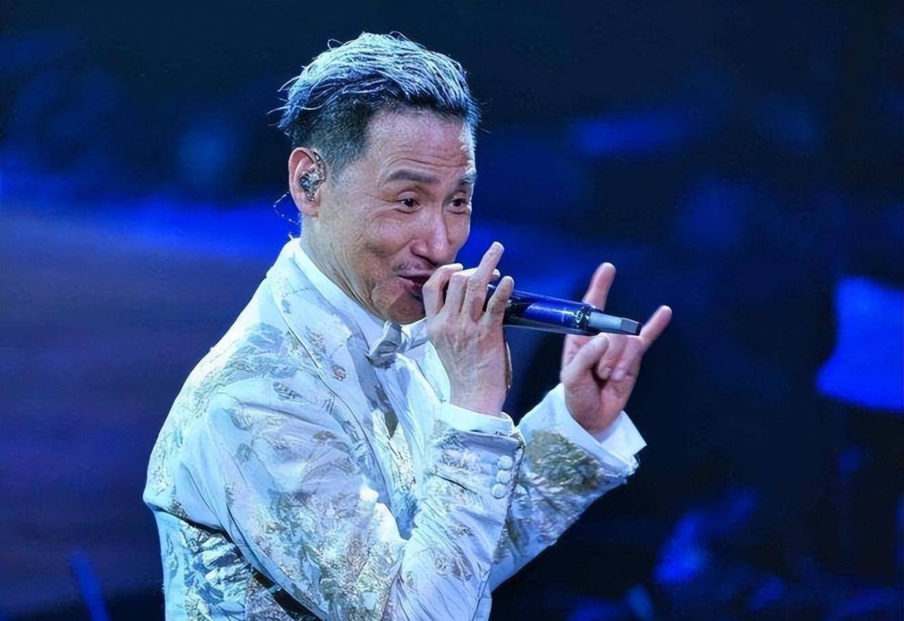 评论称:"第一眼看到谢霆锋,但是左边的张学友真的楞了好一会,万万没