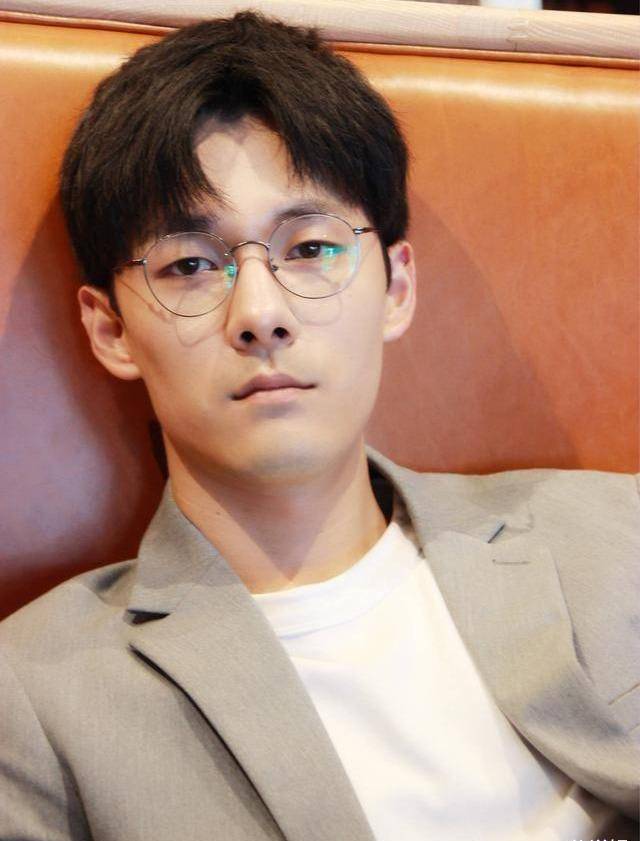直到后来,吴倩抱着女儿的照片被媒体拍到,张雨剑才不得不向大家承认他