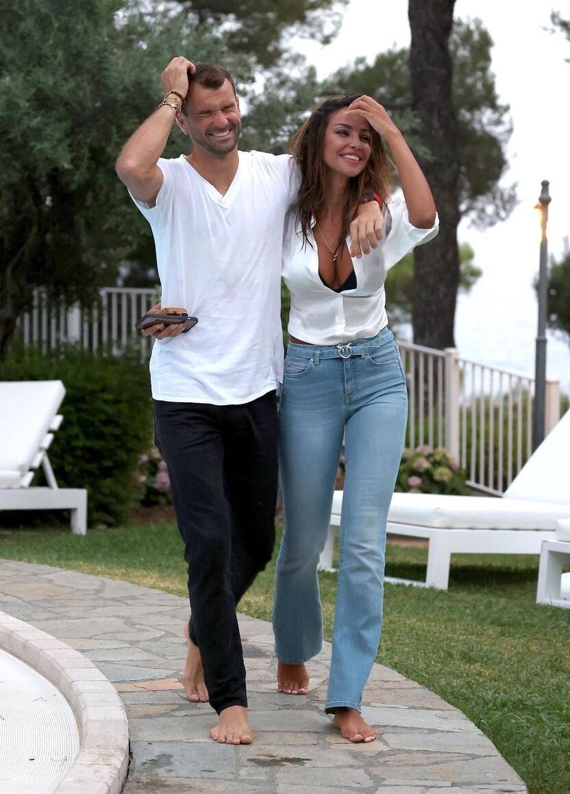 马达丽娜·迪安娜·格内亚和男友现身马拉蒂亚度假_搜狐网, image size:832x1158