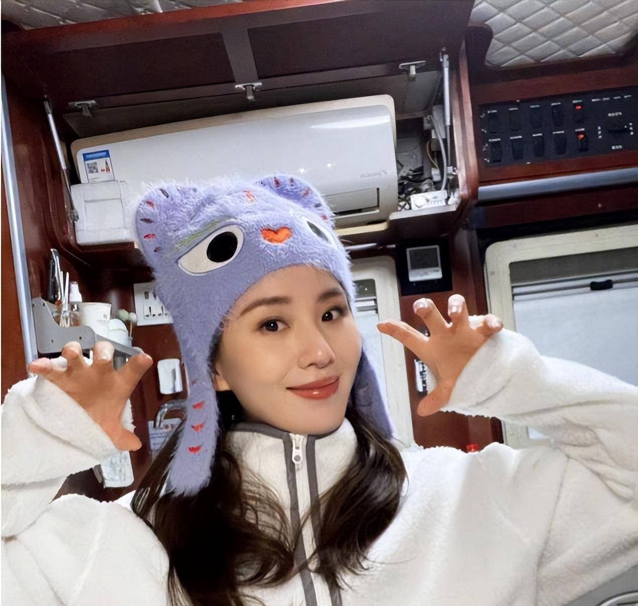 31岁的刘诗诗已为人妻 , 但是没有抛掉自己的"少女心"_卫衣_娱乐_的