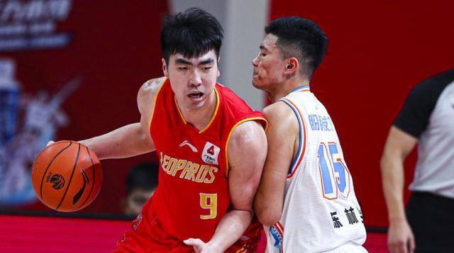 四川男篮在休赛期引进了一些球员,包括来自山东男篮的朱荣振和张大宇