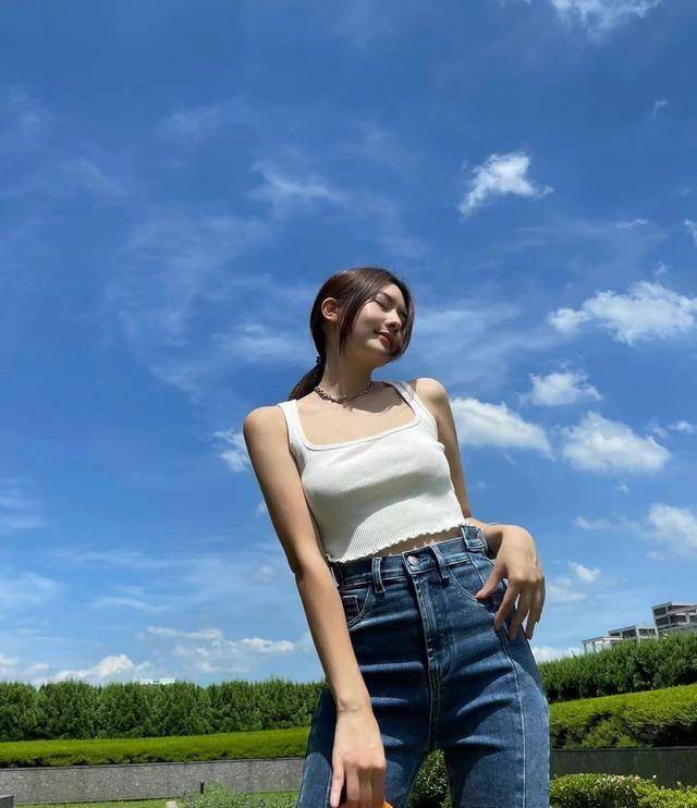 吴克群正式官宣恋情!女友陈语安比他小13岁,身材颜值十分出众!