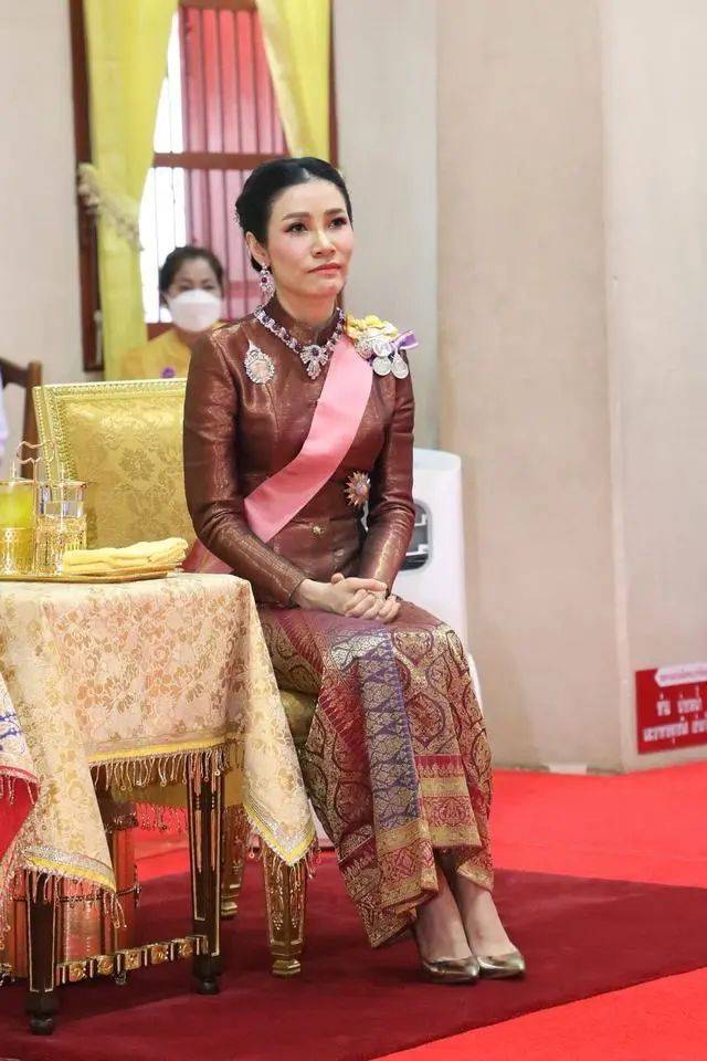 初封贵妃时,诗妮娜充满期待和憧憬,她对这个新的身